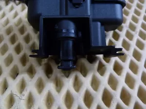 Активатор замка крышки бензобака VW Golf V 2003-2009 VW Golf VI 2009-2013 VW Scirocco 2008-2017 VW Tiguan 2007-2011 VW Tiguan 2011-2016 (5N0810773E) — фото 3