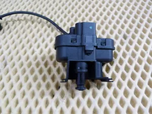 Активатор замка крышки бензобака VW Golf V 2003-2009 VW Golf VI 2009-2013 VW Scirocco 2008-2017 VW Tiguan 2007-2011 VW Tiguan 2011-2016 (5N0810773D) — фото 2
