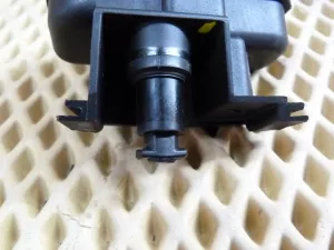 Активатор замка крышки бензобака VW Golf V 2003-2009 VW Golf VI 2009-2013 VW Scirocco 2008-2017 VW Tiguan 2007-2011 VW Tiguan 2011-2016 (5N0810773D) — фото 4