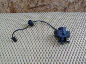Активатор замка крышки бензобака VW Golf V 2003-2009 VW Golf VI 2009-2013 VW Scirocco 2008-2017 VW Tiguan 2007-2011 VW Tiguan 2011-2016 (5N0810773D) — фото 1
