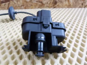 Активатор замка крышки бензобака VW Golf V 2003-2009 VW Golf VI 2009-2013 VW Scirocco 2008-2017 VW Tiguan 2007-2011 VW Tiguan 2011-2016 (5N0810773D) — фото 3
