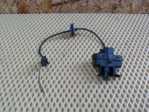 Активатор замка крышки бензобака VW Golf V 2003-2009 VW Golf VI 2009-2013 VW Scirocco 2008-2017 VW Tiguan 2007-2011 VW Tiguan 2011-2016 (5N0810773D) — фото 1