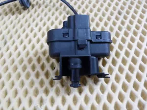 Активатор замка крышки бензобака VW Golf V 2003-2009 VW Golf VI 2009-2013 VW Scirocco 2008-2017 VW Tiguan 2007-2011 VW Tiguan 2011-2016 (5N0810773D) — фото 2