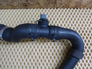 Патрубок радиатора VW Tiguan 2007-2011 VW Tiguan 2011-2016 (5N0122109H 3C0201293B 5N0122291 5N0122073P 06J121492C 1K0121070BD 06J133518F 3B0122291H 3B0122291B 1K0121109AL 5N0122101AH 5N0122157AG 4F0122293C 5N0122291C 5N0122051AF)  — фото 21