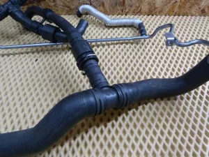 Патрубок радиатора VW Tiguan 2007-2011 VW Tiguan 2011-2016 (5N0122109H 3C0201293B 5N0122291 5N0122073P 06J121492C 1K0121070BD 06J133518F 3B0122291H 3B0122291B 1K0121109AL 5N0122101AH 5N0122157AG 4F0122293C 5N0122291C 5N0122051AF)  — фото 32