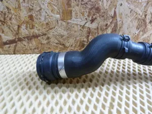Патрубок радиатора VW Tiguan 2007-2011 VW Tiguan 2011-2016 (5N0122109H 3C0201293B 5N0122291 5N0122073P 06J121492C 1K0121070BD 06J133518F 3B0122291H 3B0122291B 1K0121109AL 5N0122101AH 5N0122157AG 4F0122293C 5N0122291C 5N0122051AF)  — фото 20