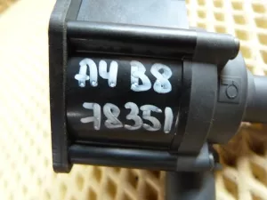 Насос (помпа) электрический Audi A4 [B8] 2007-2015 (06H121601J) — фото 9