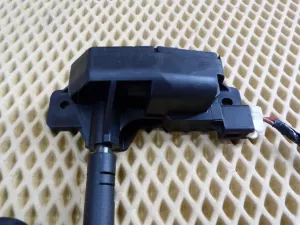 Моторчик открывания кузовного стекла Infiniti QX56 (JA60) 2004-2009 Nissan Armada 2004-2016 (83500ZM00A) — фото 4