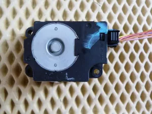 Моторчик заслонки отопителя Renault Koleos (HY) 2008-2016 (5037521170) — фото 1