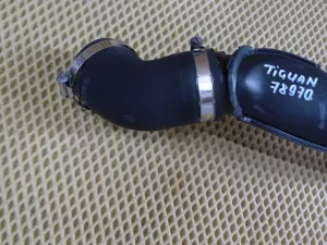 Патрубок интеркулера VW Tiguan 2007-2011 VW Tiguan 2011-2016 (1K0145770N 1K0145838AG) — фото 3