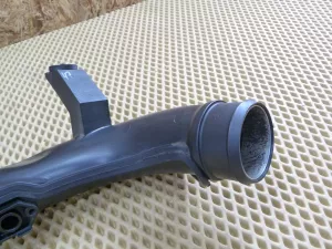Патрубок интеркулера VW Tiguan 2007-2011 VW Tiguan 2011-2016 (1K0145770N 1K0145838AG) — фото 8