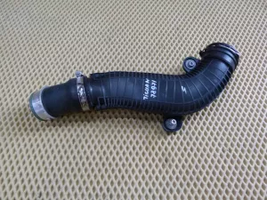Патрубок интеркулера VW Tiguan 2007-2011 VW Tiguan 2011-2016 (1K0145840R 1K0145828F) — фото 1