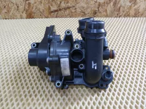 Насос водяной (помпа) VW Tiguan 2007-2011 VW Tiguan 2011-2016 (В СБОРЕ С КОРПУСОМ И ТЕРМОСТАТОМ 06H121026BA) — фото 1