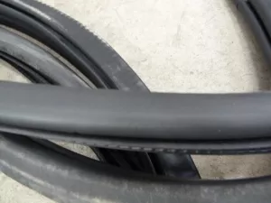 Уплотнитель двери VW Golf VII 2012-2020 (5G4867912 5G4867914 5G4867911 5G4867913 5G9827705A) — фото 2