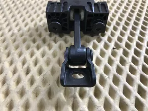 Ограничитель двери передний левый Audi A4 [B8] 2007-2015 (8K0837249B 8K0837267B 8K0837923B) — фото 4