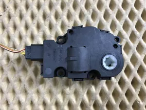 Моторчик заслонки отопителя BMW 2-Series 2-serie F45/F46 Tourer 2014-2022 (64119321034) — фото 2