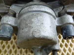 Суппорт передний левый Ford Focus III 2011>,Focus II 2005-2008,C-MAX 2003-2011,Mazda 5 (CR) 2005-2010,Mazda 3 (BK) 2002-2009,S40 2004-2012,V50 2004-2012,Focus II 2008-2011,Kuga 2008-2012,Mazda 3 (BL) 2009-2013,C-MAX 2011> (1682876) — фото 11