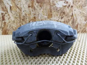 Суппорт передний левый Ford Focus III 2011>,Focus II 2005-2008,C-MAX 2003-2011,Mazda 5 (CR) 2005-2010,Mazda 3 (BK) 2002-2009,S40 2004-2012,V50 2004-2012,Focus II 2008-2011,Kuga 2008-2012,Mazda 3 (BL) 2009-2013,C-MAX 2011> (1682876) — фото 1