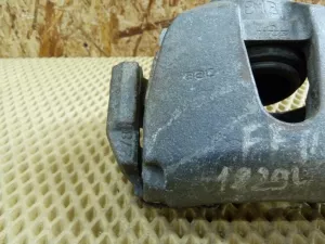Суппорт передний левый Ford Focus III 2011>,Focus II 2005-2008,C-MAX 2003-2011,Mazda 5 (CR) 2005-2010,Mazda 3 (BK) 2002-2009,S40 2004-2012,V50 2004-2012,Focus II 2008-2011,Kuga 2008-2012,Mazda 3 (BL) 2009-2013,C-MAX 2011> (1682876) — фото 6