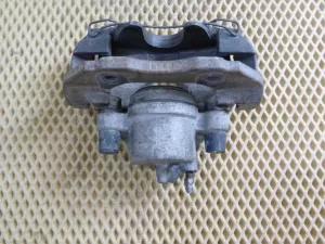 Суппорт передний левый Ford Focus III 2011>,Focus II 2005-2008,C-MAX 2003-2011,Mazda 5 (CR) 2005-2010,Mazda 3 (BK) 2002-2009,S40 2004-2012,V50 2004-2012,Focus II 2008-2011,Kuga 2008-2012,Mazda 3 (BL) 2009-2013,C-MAX 2011> (1682876) — фото 10
