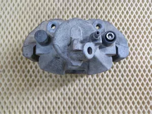 Суппорт передний левый Ford Focus III 2011>,Focus II 2005-2008,C-MAX 2003-2011,Mazda 5 (CR) 2005-2010,Mazda 3 (BK) 2002-2009,S40 2004-2012,V50 2004-2012,Focus II 2008-2011,Kuga 2008-2012,Mazda 3 (BL) 2009-2013,C-MAX 2011> (1682876) — фото 9