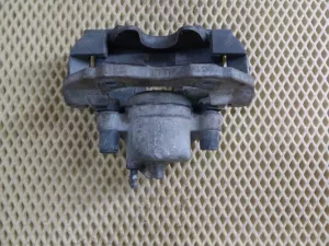 Суппорт передний правый Ford Focus III 2011>,Focus II 2005-2008,C-MAX 2003-2011,Mazda 5 (CR) 2005-2010,Mazda 3 (BK) 2002-2009,S40 2004-2012,V50 2004-2012,Focus II 2008-2011,Kuga 2008-2012,Mazda 3 (BL) 2009-2013,C-MAX 2011> (1682875 1471710) — фото 10