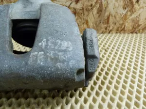 Суппорт передний правый Ford Focus III 2011>,Focus II 2005-2008,C-MAX 2003-2011,Mazda 5 (CR) 2005-2010,Mazda 3 (BK) 2002-2009,S40 2004-2012,V50 2004-2012,Focus II 2008-2011,Kuga 2008-2012,Mazda 3 (BL) 2009-2013,C-MAX 2011> (1682875 1471710) — фото 6