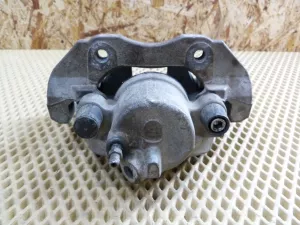 Суппорт передний правый Ford Focus III 2011>,Focus II 2005-2008,C-MAX 2003-2011,Mazda 5 (CR) 2005-2010,Mazda 3 (BK) 2002-2009,S40 2004-2012,V50 2004-2012,Focus II 2008-2011,Kuga 2008-2012,Mazda 3 (BL) 2009-2013,C-MAX 2011> (1682875 1471710) — фото 8