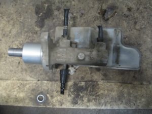 Цилиндр тормозной главный Ford Focus II 2008-2011,Focus II 2005-2008,C-MAX 2003-2010,Mazda 3 (BK) 2002-2009,Kuga 2008-2012,Mazda 3 (BL) 2009-2013 (С БАЧКОМ 1547478) — фото 3