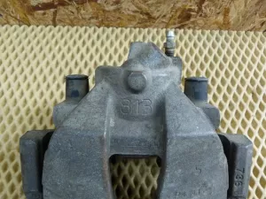 Суппорт тормозной передний левый Ford Focus II 2005-2008C-MAX 2003-2011 II 2008-2011,Mazda 5 (CR) 2005-2010,Mazda 3 (BK) 2002-2009,S40 2004>,V50 2004>,Kuga 2008-2012,Mazda 3 (BL) 2009-2013,Focus III 2011>,C-MAX 2011> (1682876) — фото 9