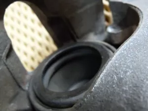 Суппорт тормозной передний правый Ford Focus II 2005-2008, C-MAX 2003-2011 II 2008-2011,C-MAX 2003-2011,Mazda 5 (CR) 2005-2010,Mazda 3 (BK) 2002-2009,Kuga 2008-2012,Mazda 3 (BL) 2009-2013,Focus III 2011>,C-MAX 2011> (1682875) — фото 10