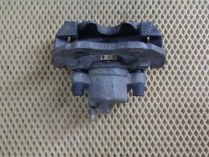 Суппорт тормозной передний правый Ford Focus II 2005-2008, C-MAX 2003-2011 II 2008-2011,C-MAX 2003-2011,Mazda 5 (CR) 2005-2010,Mazda 3 (BK) 2002-2009,Kuga 2008-2012,Mazda 3 (BL) 2009-2013,Focus III 2011>,C-MAX 2011> (1682875) — фото 9