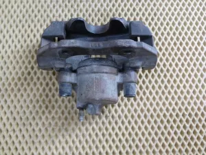 Суппорт тормозной передний правый Ford Focus II 2008-2011,Focus II 2005-2008,C-MAX 2003-2010,Mazda 5 (CR) 2005-2010,Mazda 3 (BK) 2002-2009,S40 2004-2012,V50 2004-2012,Kuga 2008-2012,Mazda 3 (BL) 2009-2013,Focus III 2011>,C-MAX 2010> (В СБОРЕ 1682875) — фото 8