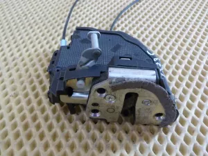Замок двери задней левой Toyota Corolla E15 2006-2013,RAV 4 2006-2013,Auris (E15) 2006-2012,RAV 4 2013> (6906042021) — фото 4