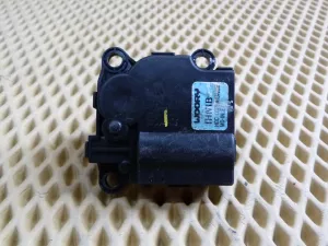 Моторчик заслонки отопителя Kia,Hyundai Cerato 2013>,Santa Fe (CM) 2006-2012,i20 2008-2014,Sorento (XM) 2009>,ix55 2007-2013,Elantra 2011-2016,Genesis 2009-2014,i30 2012-2017,Ceed 2012-2018,Santa Fe (DM) 2012>,Soul 2014>,Grand Santa Fe 2013> (971621UAA0) — фото 1