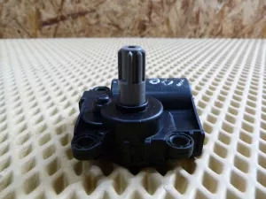 Моторчик заслонки отопителя Kia,Hyundai Cerato 2013>,Santa Fe (CM) 2006-2012,i20 2008-2014,Sorento (XM) 2009>,ix55 2007-2013,Elantra 2011-2016,Genesis 2009-2014,i30 2012-2017,Ceed 2012-2018,Santa Fe (DM) 2012>,Soul 2014>,Grand Santa Fe 2013> (971621UAA0) — фото 3