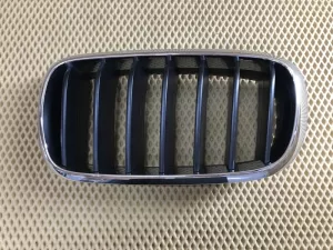 Решетка радиатора левая BMW X5 F15/F85 2013-2018 (ЧЕРНАЯ 7316075) — фото 1