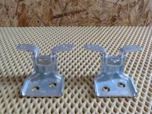 Петля двери Renault Sandero 2009-2014,Logan 2005-2014 (ОДИНАКОВЫЕ НА ВСЕ ДВЕРИ ВЕРХНИЕ И НИЖНИЕ 6001546883) — фото 3