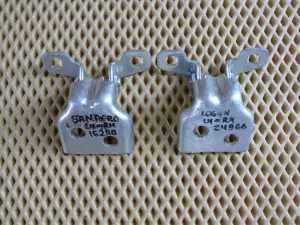 Петля двери Renault Sandero 2009-2014,Logan 2005-2014 (ОДИНАКОВЫЕ НА ВСЕ ДВЕРИ ВЕРХНИЕ И НИЖНИЕ 6001546883) — фото 2