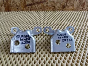 Петля двери Renault Sandero 2009-2014,Logan 2005-2014 (ОДИНАКОВЫЕ НА ВСЕ ДВЕРИ ВЕРХНИЕ И НИЖНИЕ 6001546883) — фото 1