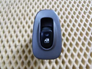 Кнопка стеклоподъемника задняя левая Hyundai Accent II (+ТАГАЗ) 2000-2012 — фото 1