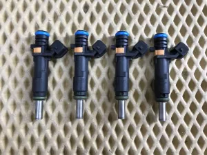 Форсунка инжекторная электрическая Chevrolet Cruze 2009-2016 Chevrolet Orlando 2011-2018 Chevrolet Tracker/Trax 2013> Opel Astra H / Family 2004-2015 Opel Astra J 2010-2017 Opel Insignia 2008-2017 Opel Mokka 2012-2019 Opel Vectra C 2002-2008 Opel Zafira B 2005-2012 Opel Zafira C 2013-2019 (КОМПЛЕКТ 55353806) — фото 1