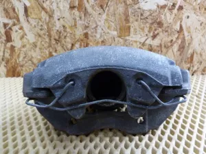 Суппорт тормозной передний левый Ford Focus III 2011>,Focus II 2005-2008,C-MAX 2003-2010,Mazda 5 (CR) 2005-2010,Mazda 3 (BK) 2002-2009,S40 2004-2012,V50 2004-2012,Focus II 2008-2011,Kuga 2008-2012,Mazda 3 (BL) 2009-2013,C-MAX 2010> (В СБОРЕ 1682876) — фото 1