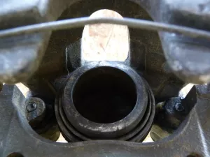 Суппорт тормозной передний левый Ford Focus III 2011>,Focus II 2005-2008,C-MAX 2003-2010,Mazda 5 (CR) 2005-2010,Mazda 3 (BK) 2002-2009,S40 2004-2012,V50 2004-2012,Focus II 2008-2011,Kuga 2008-2012,Mazda 3 (BL) 2009-2013,C-MAX 2010> (В СБОРЕ 1682876) — фото 4