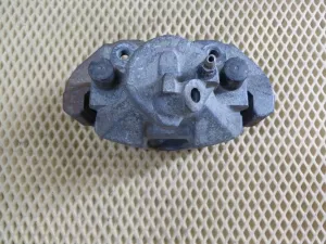 Суппорт тормозной передний левый Ford Focus III 2011>,Focus II 2005-2008,C-MAX 2003-2010,Mazda 5 (CR) 2005-2010,Mazda 3 (BK) 2002-2009,S40 2004-2012,V50 2004-2012,Focus II 2008-2011,Kuga 2008-2012,Mazda 3 (BL) 2009-2013,C-MAX 2010> (В СБОРЕ 1682876) — фото 9