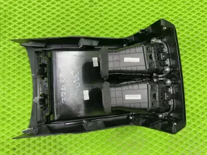 Накладка центральной консоли Kia Sorento (2020) — фото 8