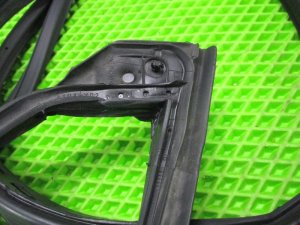 Уплотнитель двери Toyota RAV4 (2012-2015) — фото 3