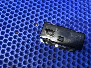 Разъём USB Geely Preface — фото 10