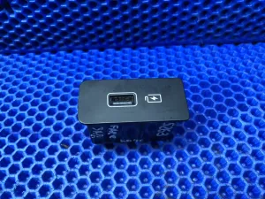 Разъём USB Geely Preface — фото 1