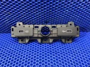 Разъём USB Geely Preface — фото 1